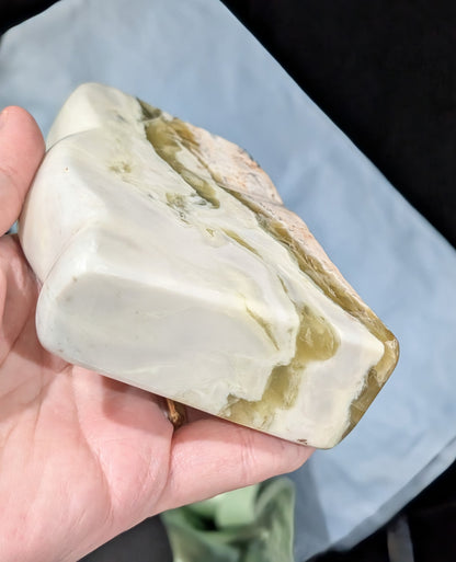 Creamy Green Vein Serpentine Freeform