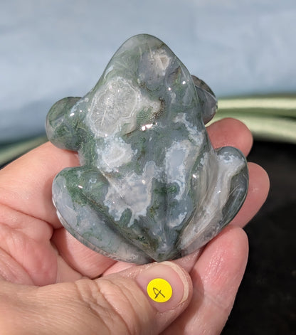 Hand Carved Moss Agate Frog Figurine 1A3