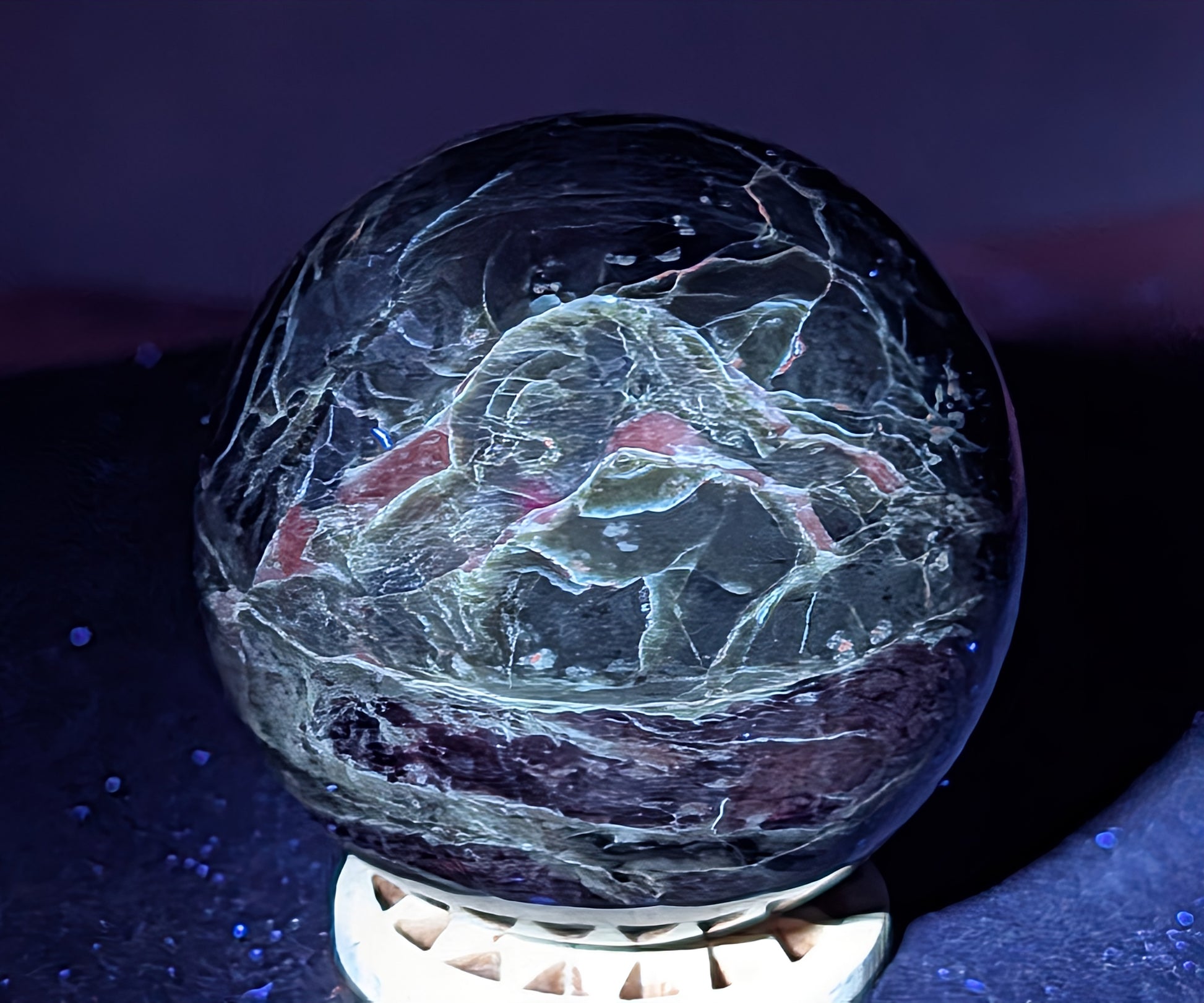 UV Reactive Serpentine Sphere