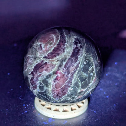 UV Reactive Serpentine Sphere