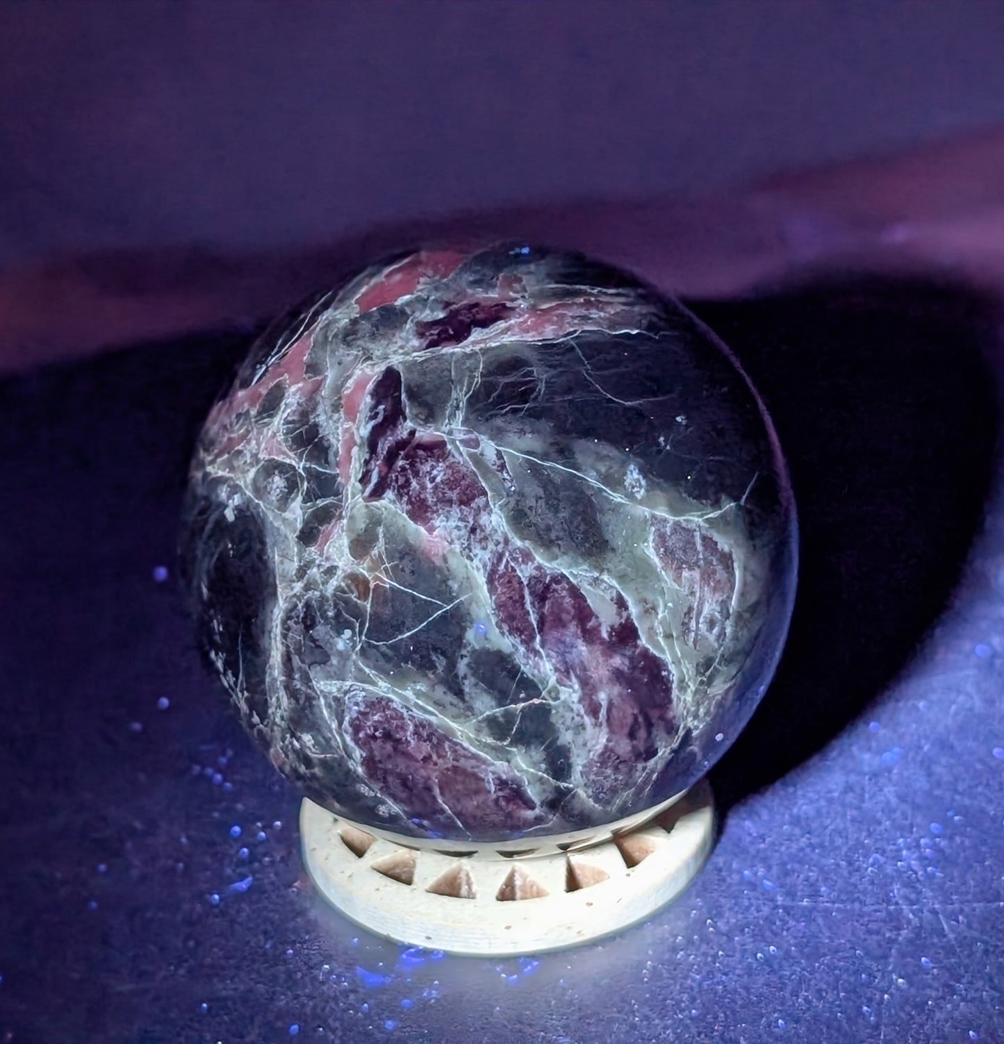 UV Reactive Serpentine Sphere