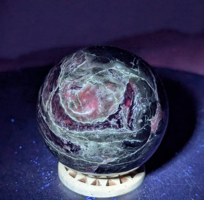 UV Reactive Serpentine Sphere