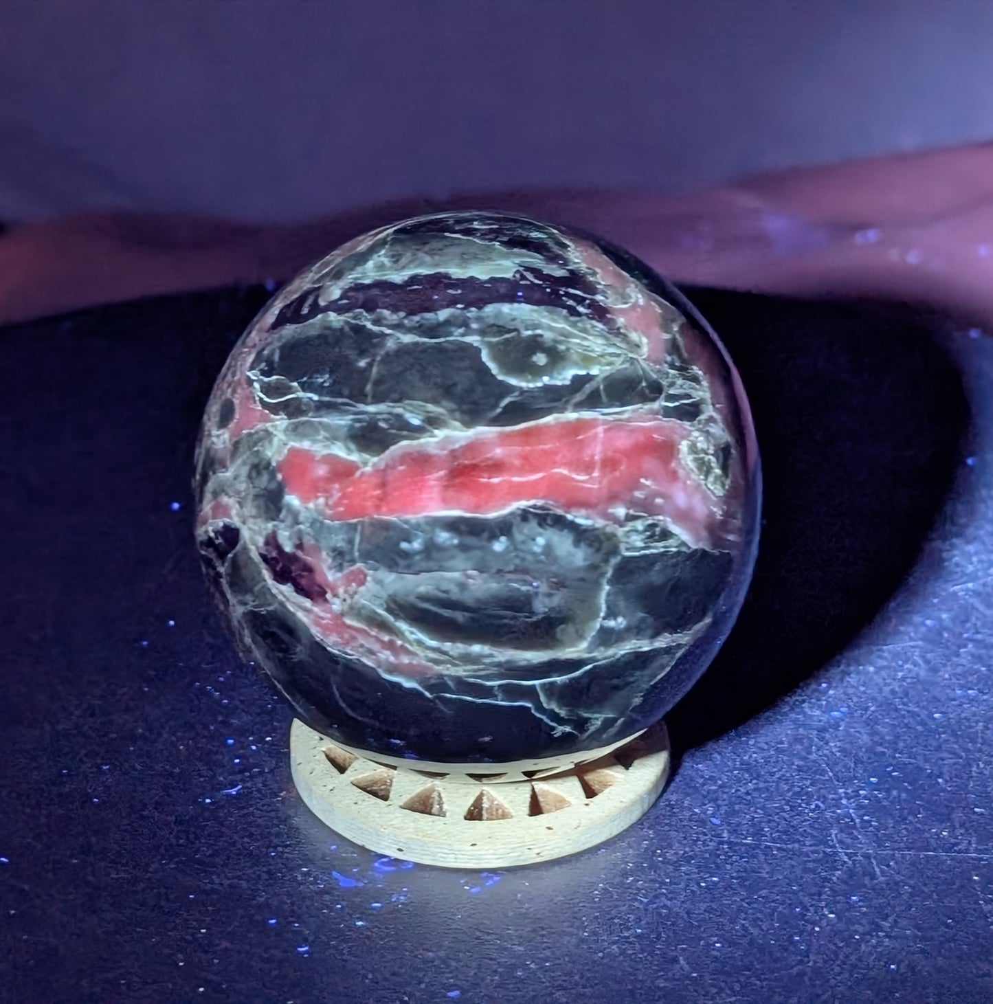 UV Reactive Serpentine Sphere